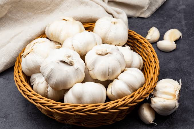 Dry Garlic — Whole Dried Bulbs, exported by Mozi Exim from Gujarat, Madhya Pradesh, Rajasthan, India